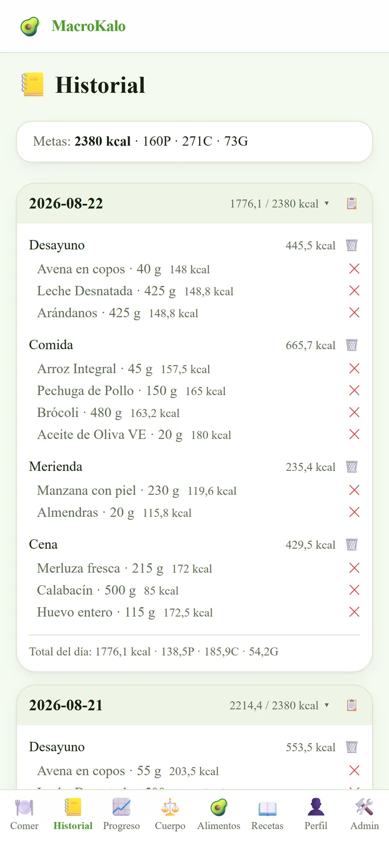 Historial diario en el móvil: las comidas registradas del día agrupadas por momento, con sus calorías y macros.